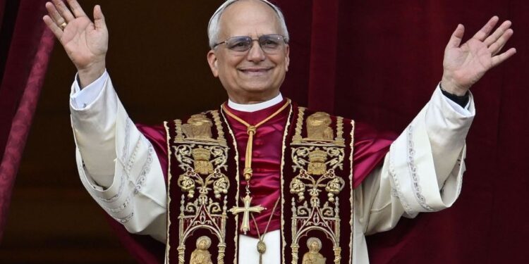 Papa Leo XIV saludando a la multitud.