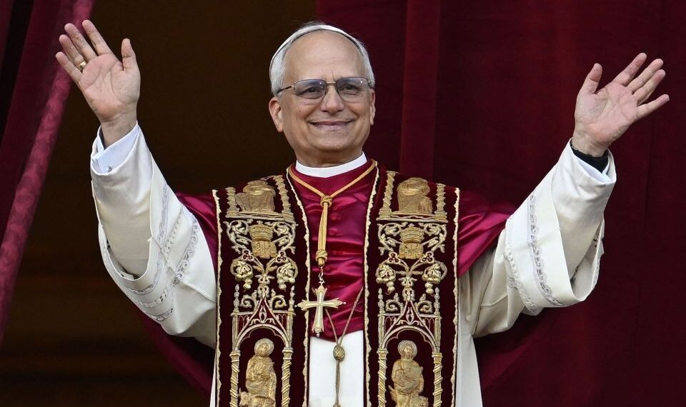 Papa Leo XIV saludando a la multitud.