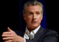El gobernador de California, Gavin Newsom, habla en East Los Angeles College el 26 de febrero de 2025 en Monterey Park, California.