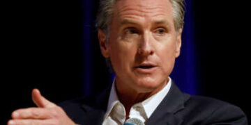 El gobernador de California, Gavin Newsom, habla en East Los Angeles College el 26 de febrero de 2025 en Monterey Park, California.