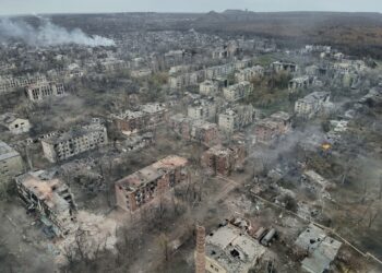 Vista aérea de edificios destruidos en Toretsk, Ucrania.