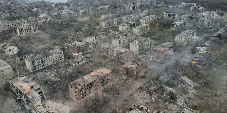 Vista aérea de edificios destruidos en Toretsk, Ucrania.