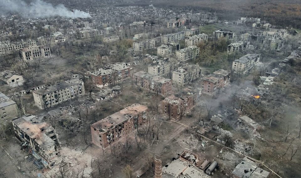 Vista aérea de edificios destruidos en Toretsk, Ucrania.