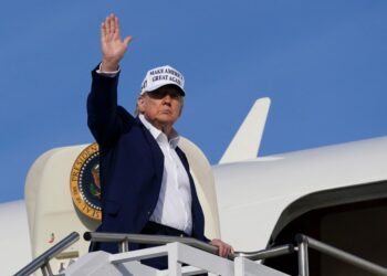 El presidente Trump se despidió de Air Force One.