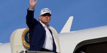 El presidente Trump se despidió de Air Force One.