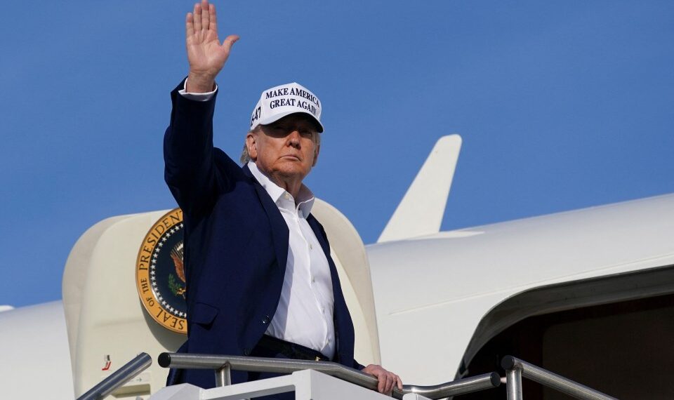 El presidente Trump se despidió de Air Force One.