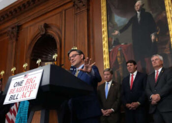 El presidente de la Cámara de la Cámara, Mike Johnson, habla con los medios de comunicación después de que la Cámara aprobó por poco la agenda del presidente de Donald Trump en el Capitolio de los Estados Unidos el 22 de mayo de 2025, en Washington, DC.