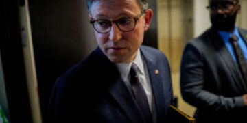 El presidente del representante de la Cámara de Representantes, Mike Johnson, habla con los periodistas después de una reunión de la Conferencia Republicana de la Cámara en el Capitolio de los Estados Unidos el 6 de mayo de 2025 en Washington, DC