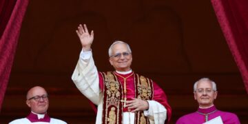 El recién elegido Papa Leo XIV saludando desde un balcón.
