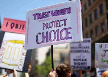 Los manifestantes demuestran en la marcha por los derechos reproductivos organizados por Women's March LA el 15 de abril de 2023 en Los Ángeles, California.