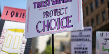 Los manifestantes demuestran en la marcha por los derechos reproductivos organizados por Women's March LA el 15 de abril de 2023 en Los Ángeles, California.