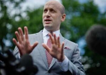 El subdirector de gabinete de la Casa Blanca, Stephen Miller, habla con periodistas fuera del ala oeste de la Casa Blanca el 9 de mayo de 2025, en Washington, DC Miller, habló sobre las recientes decisiones de la corte federal sobre inmigración, llamándolos parte de un "golpe judicial" contra la administración del presidente Donald Trump.