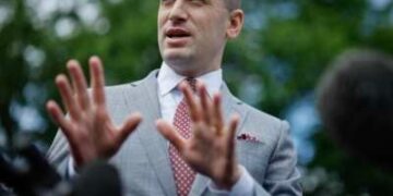 El subdirector de gabinete de la Casa Blanca, Stephen Miller, habla con periodistas fuera del ala oeste de la Casa Blanca el 9 de mayo de 2025, en Washington, DC Miller, habló sobre las recientes decisiones de la corte federal sobre inmigración, llamándolos parte de un "golpe judicial" contra la administración del presidente Donald Trump.