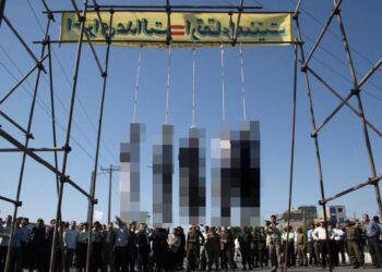 Público colgando de cinco personas.