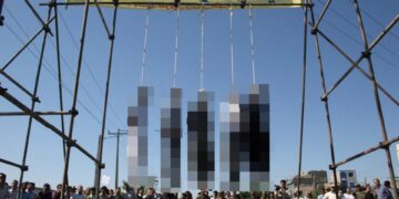 Público colgando de cinco personas.