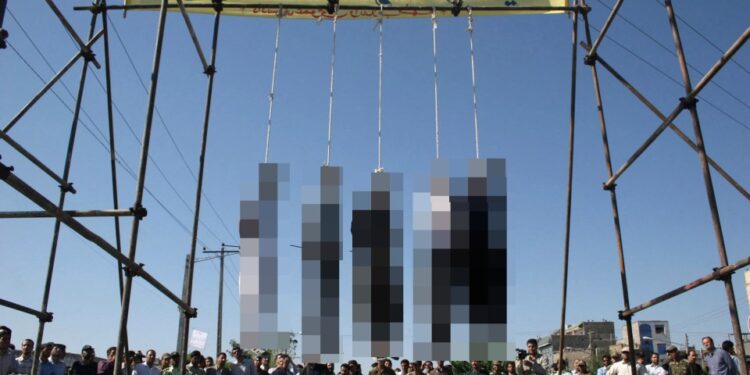 Público colgando de cinco personas.