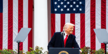 El presidente Donald Trump ofrece comentarios durante un evento de Make America rico nuevamente en el Jardín de Rosas de la Casa Blanca el 2 de abril de 2025.