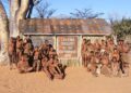 Foto grupal de Ju/'Hoansi San People en un museo vivo en Namibia.