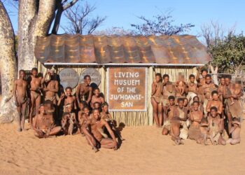 Foto grupal de Ju/'Hoansi San People en un museo vivo en Namibia.