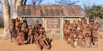 Foto grupal de Ju/'Hoansi San People en un museo vivo en Namibia.