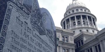 El voto clave acerca a Texas a mostrar diez mandamientos en las aulas