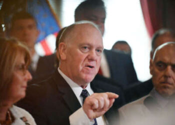 Tom Homan, el zar fronterizo para el presidente Donald Trump, se reúne con los legisladores republicanos estatales el 12 de marzo de 2025, durante una conferencia de prensa en el Capitolio de Albany, Nueva York.