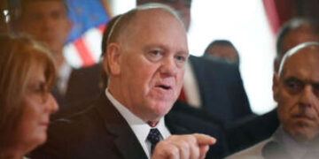 Tom Homan, el zar fronterizo para el presidente Donald Trump, se reúne con los legisladores republicanos estatales el 12 de marzo de 2025, durante una conferencia de prensa en el Capitolio de Albany, Nueva York.