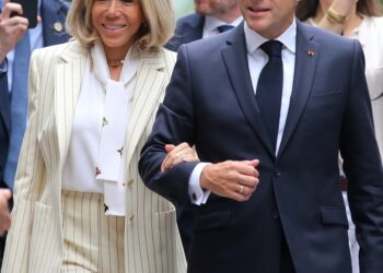 Emmanuel y Brigitte Macron llegan a la Universidad de Ciencia y Tecnología de Hanoi.