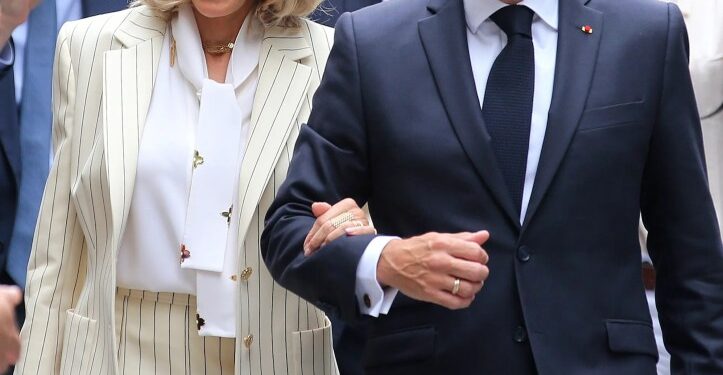 Emmanuel y Brigitte Macron llegan a la Universidad de Ciencia y Tecnología de Hanoi.