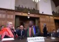 El embajador sudafricano en los Países Bajos Vusimuzi Madonsela y los miembros de la delegación se encuentran en la sala del tribunal de la Corte Internacional de Justicia (ICI) en La Haya, Países Bajos, el 24 de mayo de 2024.