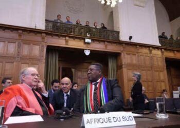 El embajador sudafricano en los Países Bajos Vusimuzi Madonsela y los miembros de la delegación se encuentran en la sala del tribunal de la Corte Internacional de Justicia (ICI) en La Haya, Países Bajos, el 24 de mayo de 2024.