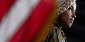 El representante Ilhan Omar se ve durante una conferencia de prensa en el Centro de Visitantes del Capitolio el 25 de enero de 2023.