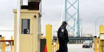 Los vehículos ingresan a los Estados Unidos desde Canadá en todo el Puente de Embajadores en un puerto de entrada de aduanas de los Estados Unidos el 13 de diciembre de 2004 en Detroit, Michigan.