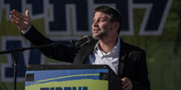 El ministro de Finanzas Israelí, Bezalel Smotrich, pronuncia un discurso durante una reunión de Sukkoth cerca de la Franja de Gaza, donde los activistas de extrema derecha y los miembros de la Knéset israelí tienen un evento titulado 'preparándose para reasentar a Gaza', el 21 de octubre de 2024, en Be'eri, Israel.