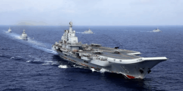 Transportista de aviones y barcos que acompañan en el mar.