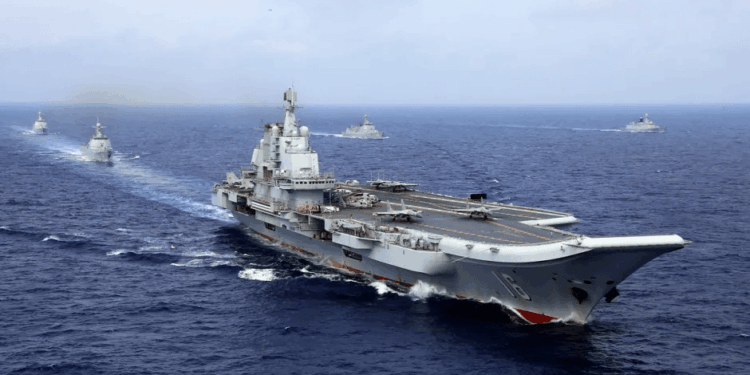 Transportista de aviones y barcos que acompañan en el mar.