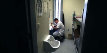 Chandler Lackey, de 22 años, escribe un inventario de resentimientos, un programa piloto con un mentor como parte del programa de oportunidades de tratamiento de sustancias, en la Cárcel del Condado de Worcester y la Casa de Correcciones en West Boylston, Massachusetts, el 23 de septiembre de 2019.