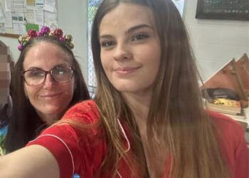 Foto de la adolescencia desaparecida Phoebe Bishop con su madre.