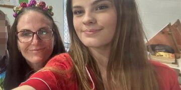 Foto de la adolescencia desaparecida Phoebe Bishop con su madre.