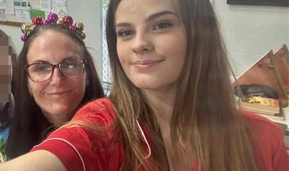 Foto de la adolescencia desaparecida Phoebe Bishop con su madre.