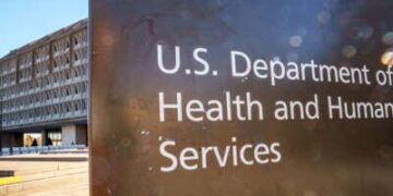 Un letrero marca la ubicación del edificio de la sede del Departamento de Salud y Servicios Humanos de los Estados Unidos (HHS) el 29 de enero de 2025 en Washington, DC.