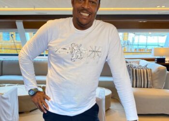 Foto de folleto familiar de Recaldo Thomas en un yate.