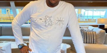 Foto de folleto familiar de Recaldo Thomas en un yate.