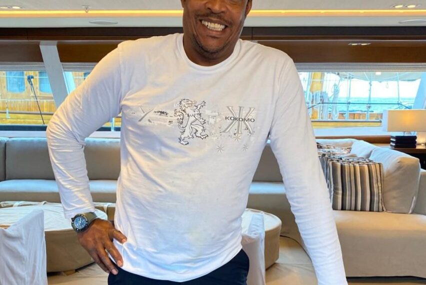 Foto de folleto familiar de Recaldo Thomas en un yate.