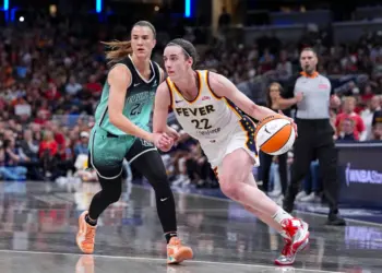 Fiebre estrella Caitlin Clark al menos 2 semanas con la tensión quads izquierda