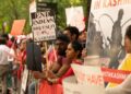 Las personas muestran señales durante una protesta en solidaridad con Cachemira