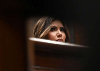 El Secretario de Seguridad Nacional Kristi Noem testifica ante un comité del Senado sobre Seguridad Nacional y Asuntos Gubernamentales para examinar la solicitud de presupuesto propuesta por el Presidente para el año fiscal 2026 para el Departamento de Seguridad Nacional, en Capitol Hill en Washington, DC, el 20 de mayo de 2025.