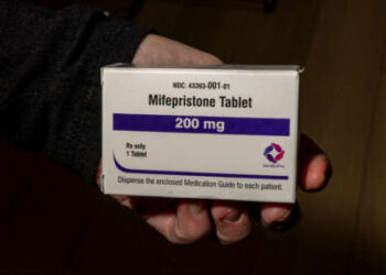 Se observa un paquete de Mifepristone en la última Clínica de Aborto de Wyoming, Wellspring Center, el 10 de marzo de 2025, en Casper, Wyoming.