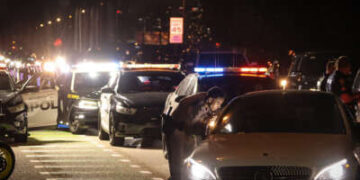 Por la noche, el tráfico se ralentizó hasta la playa de Miami desde la calzada de MacArthur, ya que los oficiales de la ciudad y los agentes de la Patrulla de Carreteras de Florida comenzaron un detalle del lector de matrícula el 10 de marzo de 2024, en Miami Beach, Florida.