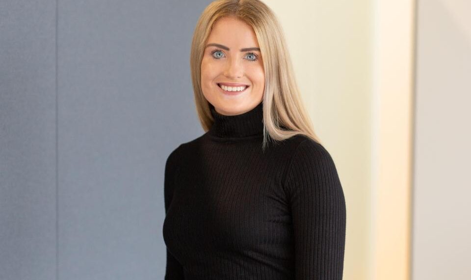 Foto de Simone White, una abogada británica.